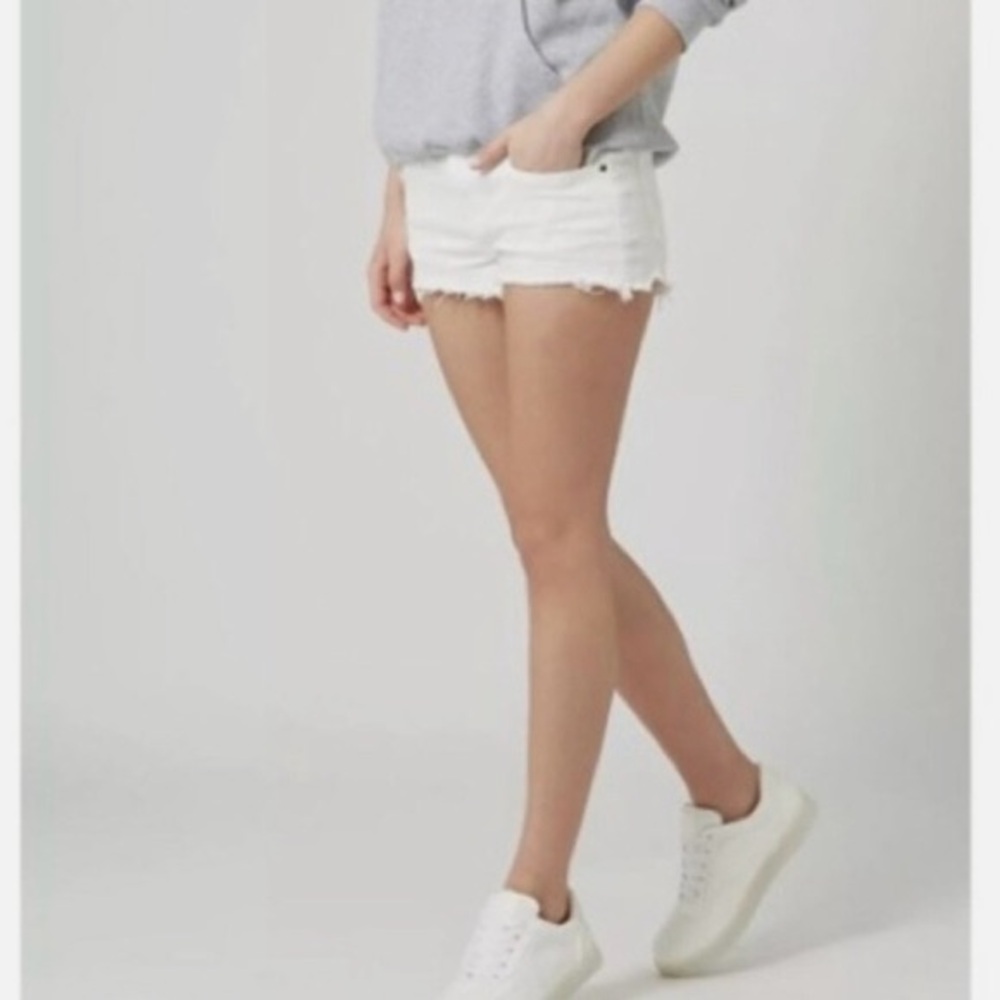 TOPSHOP MOTO Daisy Denim Shorts in White